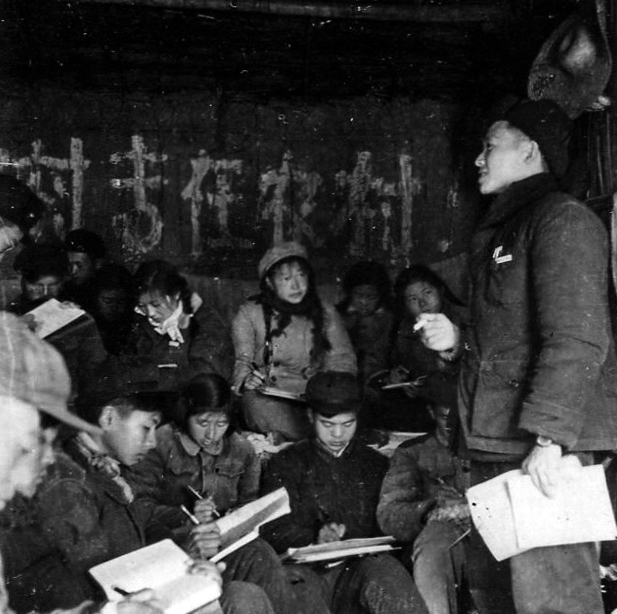 1960年农学院58级蔬菜专业学生在大通湖雨天室内上课