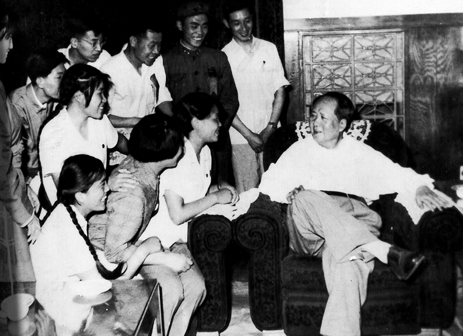 1964年6月毛主席与共青团“九大”先进人物亲切交谈