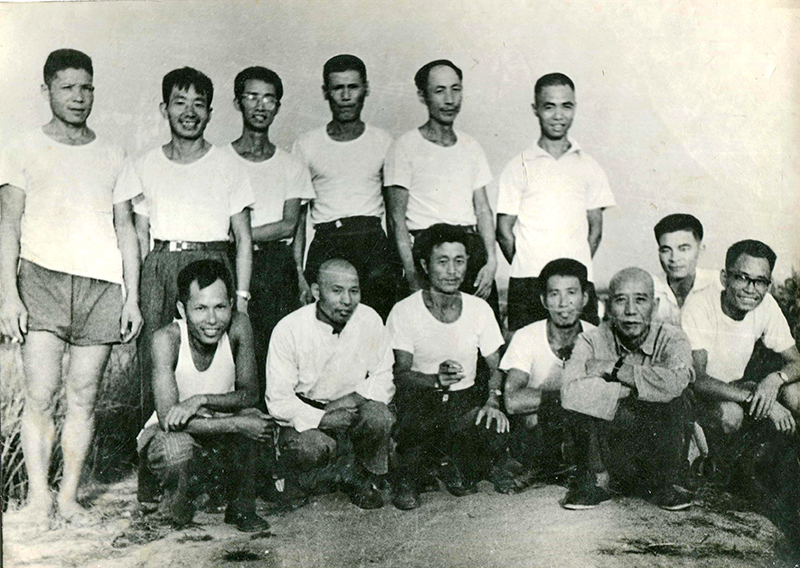 1970年王震同志与我校科学种田实验小组专家合影