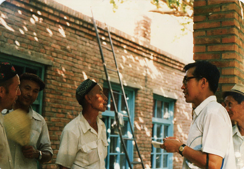 80年代官春云教授在新疆作油菜种质推广情况调查